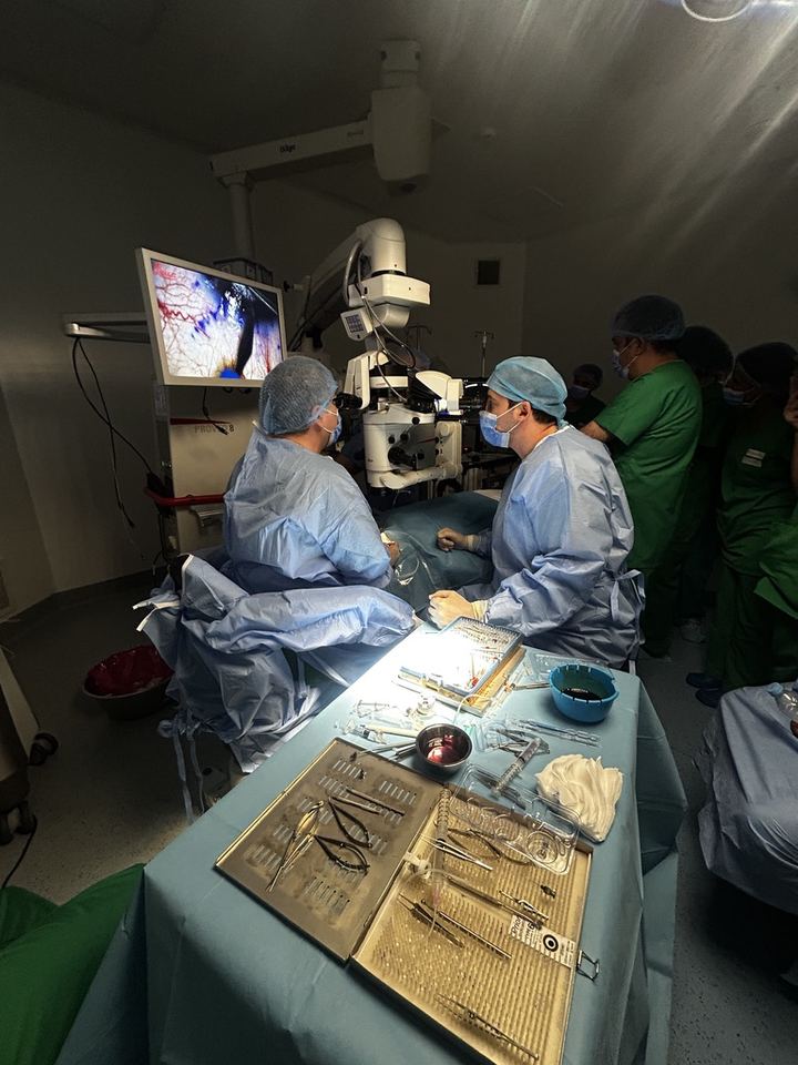 Bloc opératoire à l'Hôpital Universitaire International Cheikh Khalifa de Casablanca : greffe lamellaire de cornée sous microscope opératoire, avec retransmission vidéo pour la formation des équipes.